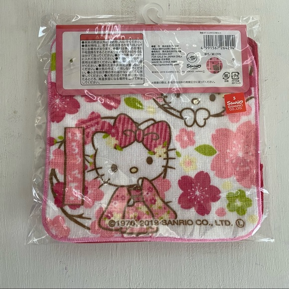BNWT Hello Kitty Sakura Washcloths - Picture 3 of 3
